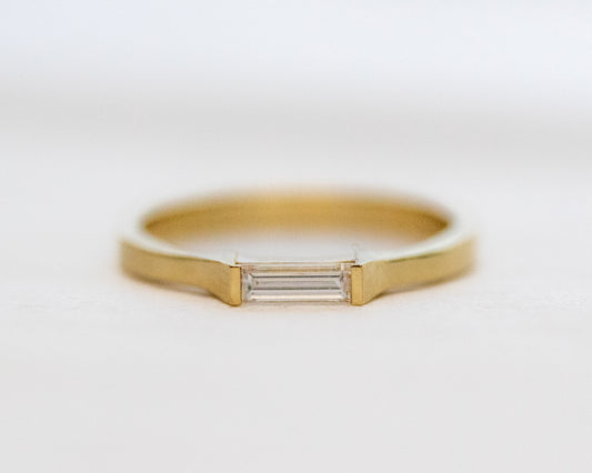 Baguette diamond half-bezel ring in 14K gold