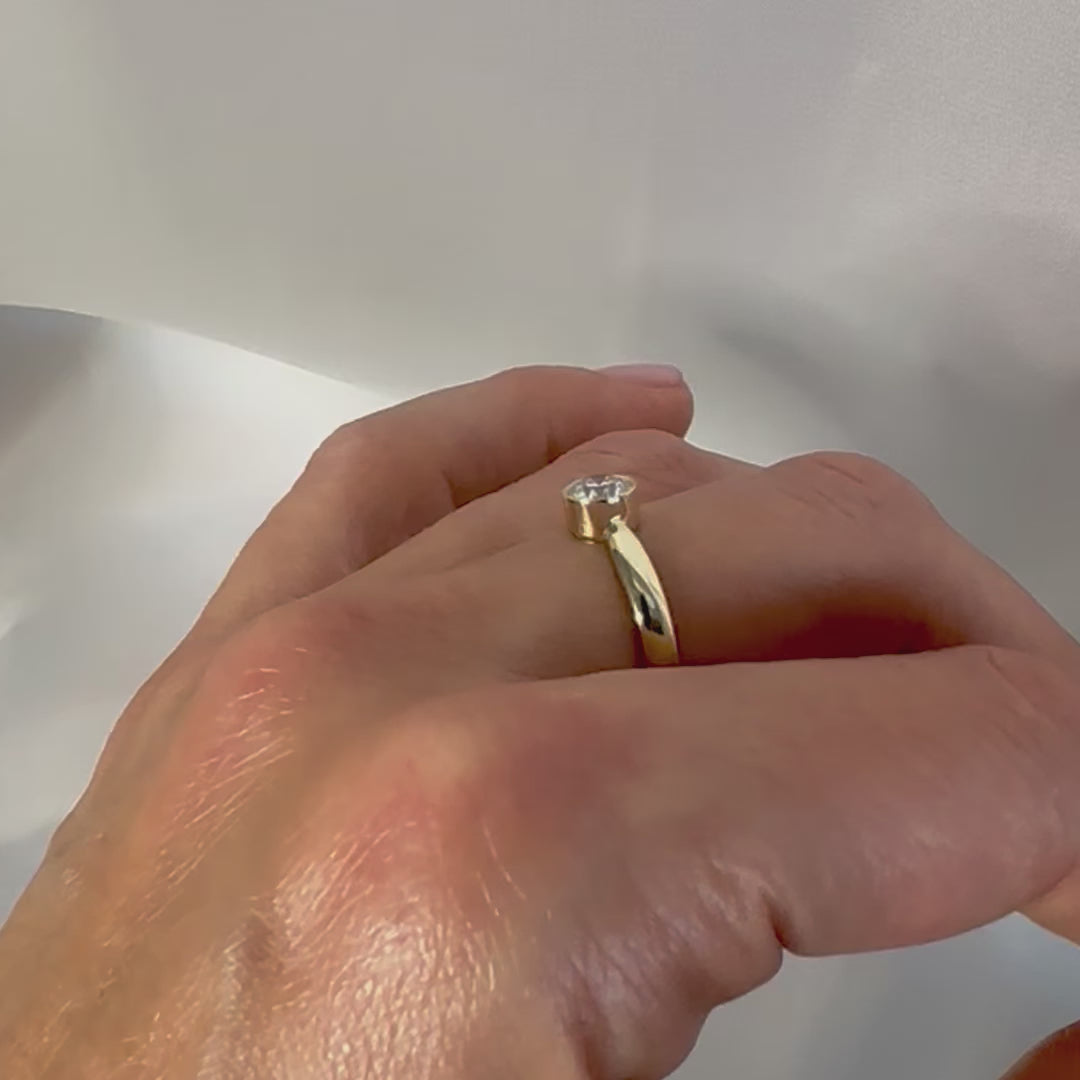 hand modeling diamond bezel setting solitaire ring