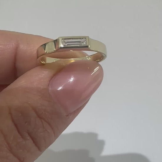 14K gold bezel-set baguette diamond ring, 360 view