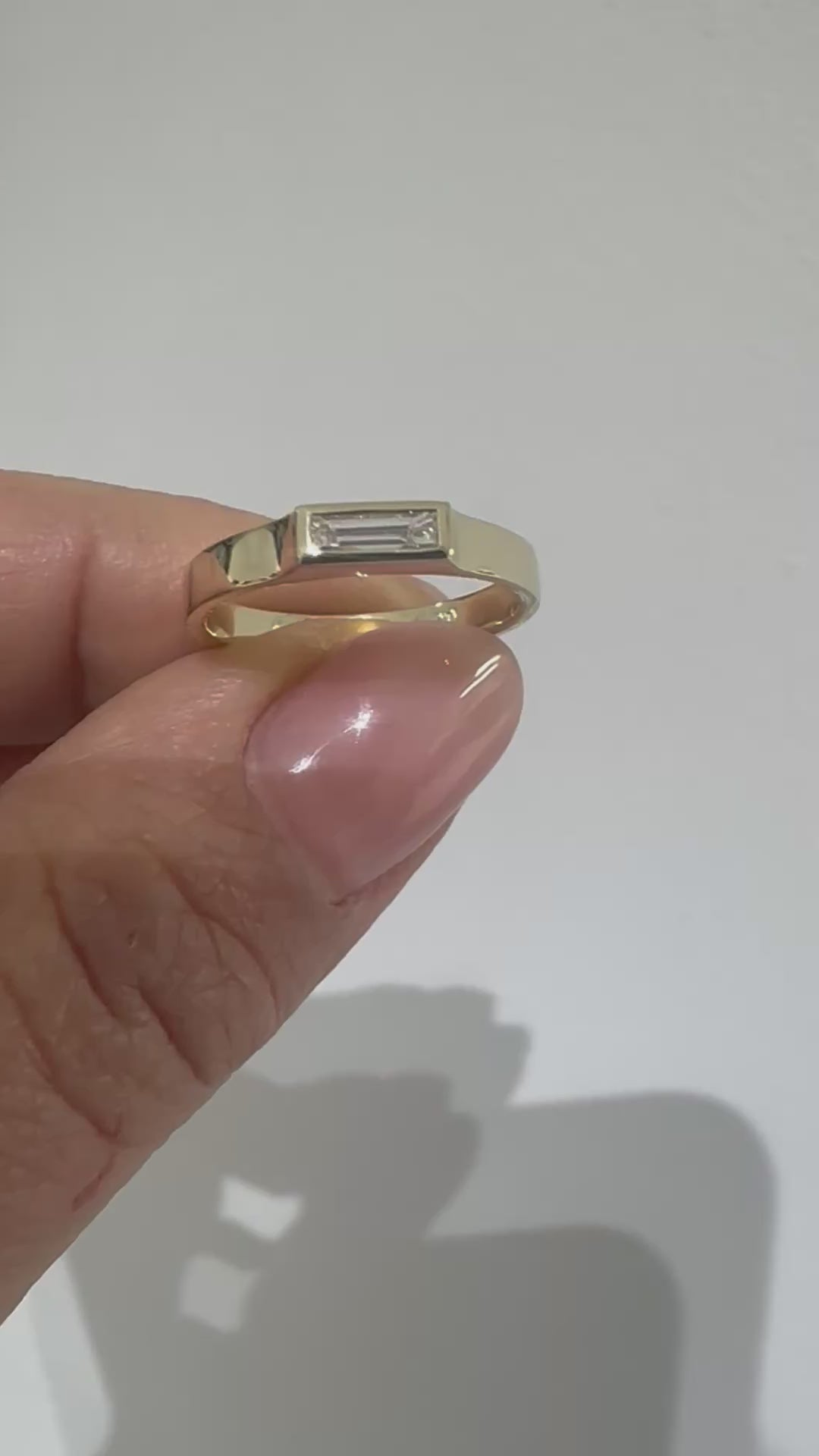14K gold bezel-set baguette diamond ring, 360 view