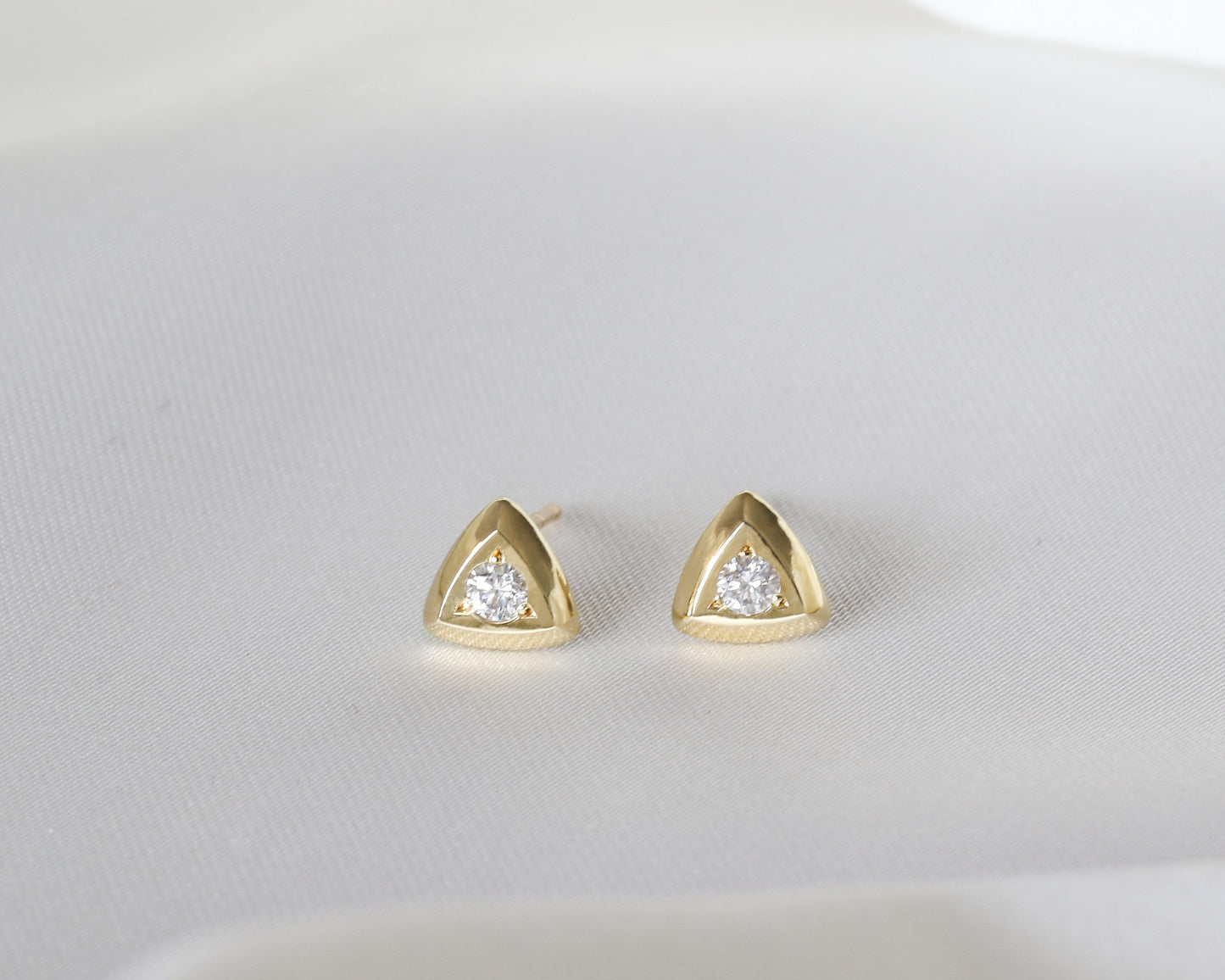 Round diamond triangular gold stud earrings in 14K gold