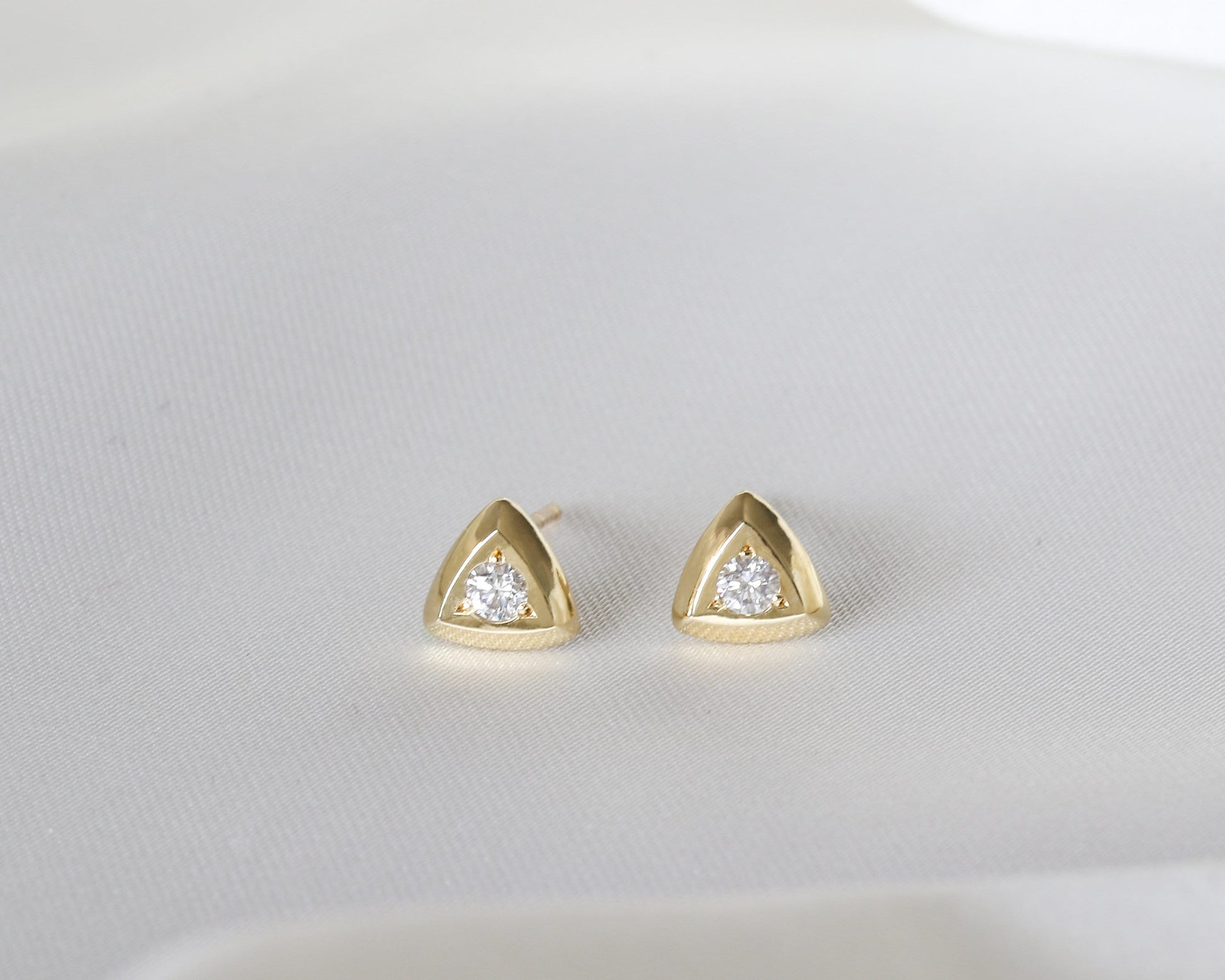 Round diamond triangular gold stud earrings in 14K gold