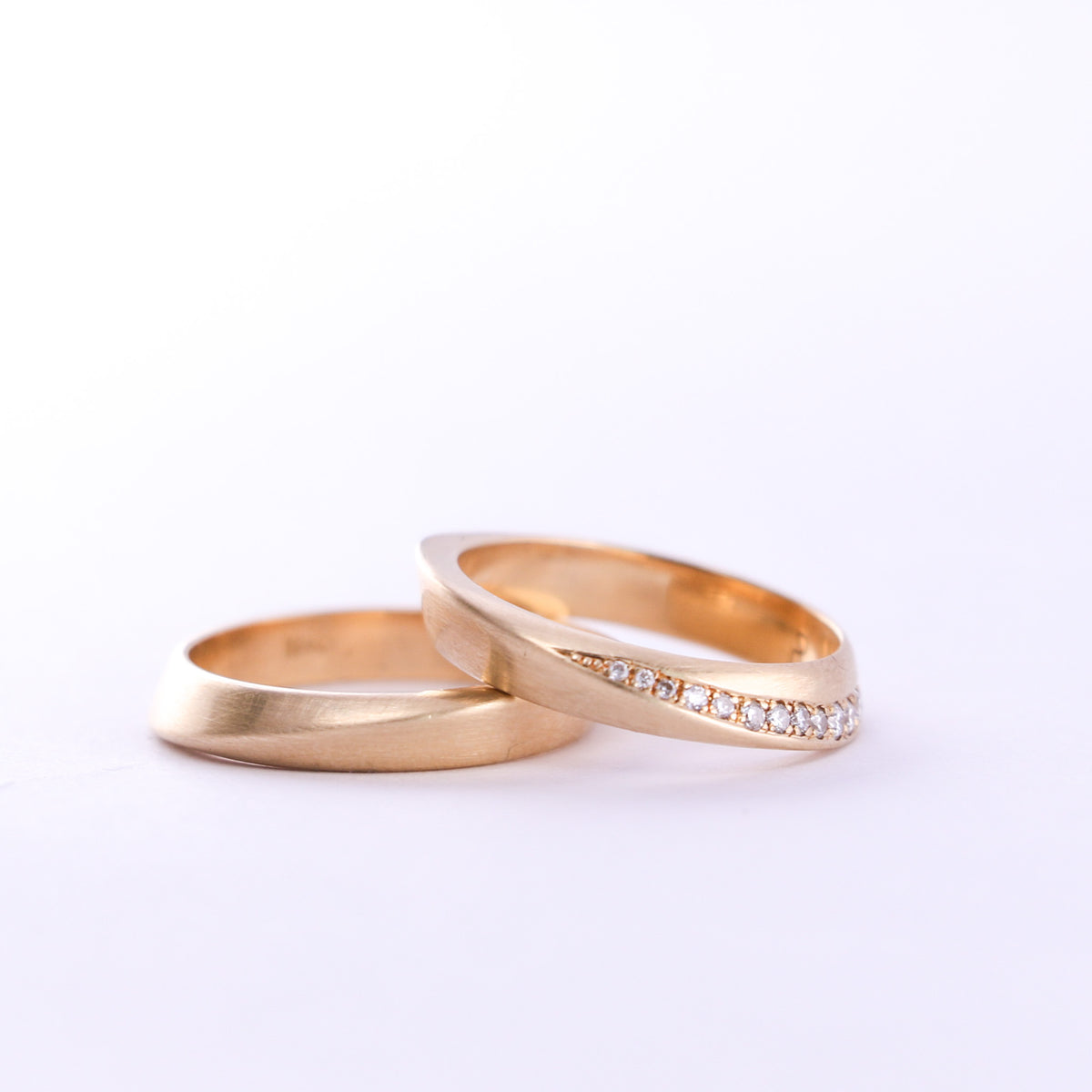 Twisted diamond pavé band and twisted gold band side by side