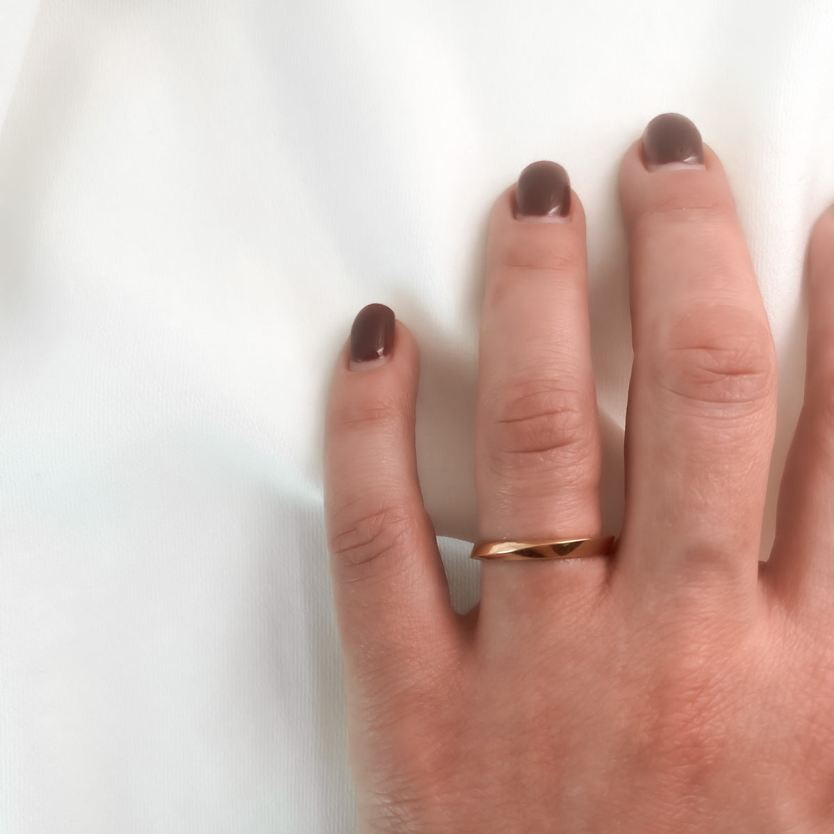 Twisted gold wedding band, 2.7 mm, worn on the hand